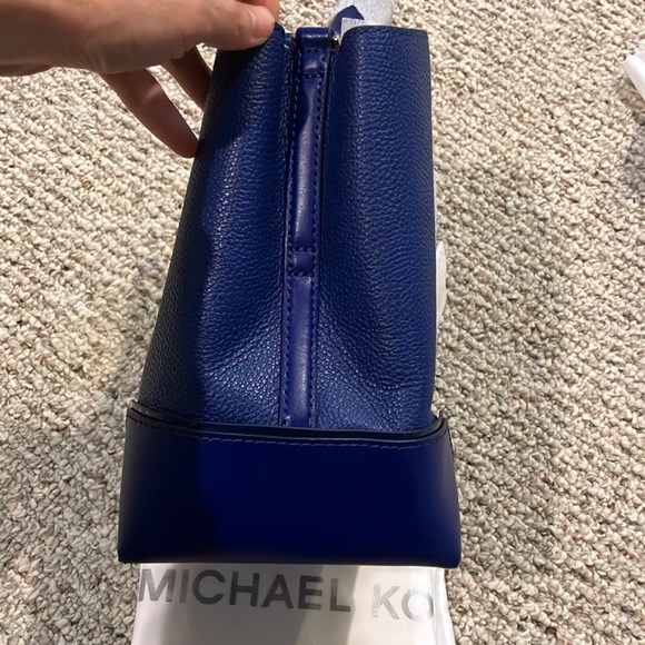 MICHAEL KORS
Mercer Gallery Small Pebbled Leather Shoulder Bag
30H9SZ5L1L - Picture 11 of 12